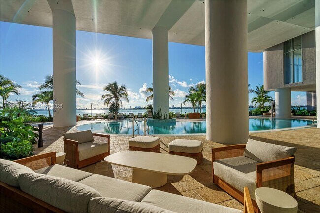 Building Photo - 700 NE 24th St