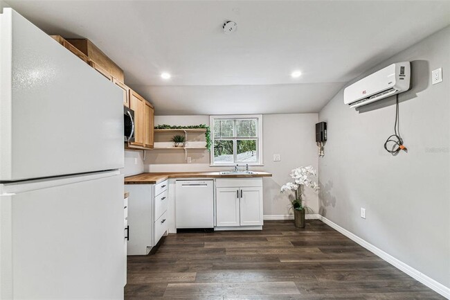 Building Photo - 1006 E 26th Ave