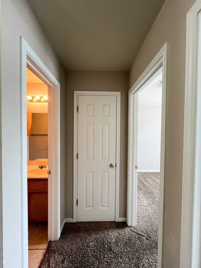 Building Photo - Available NOW  This home is centrally loca...