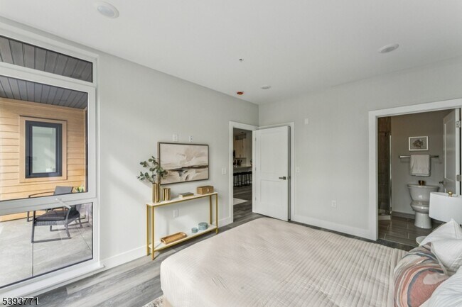 Building Photo - 140 W Webster Ave