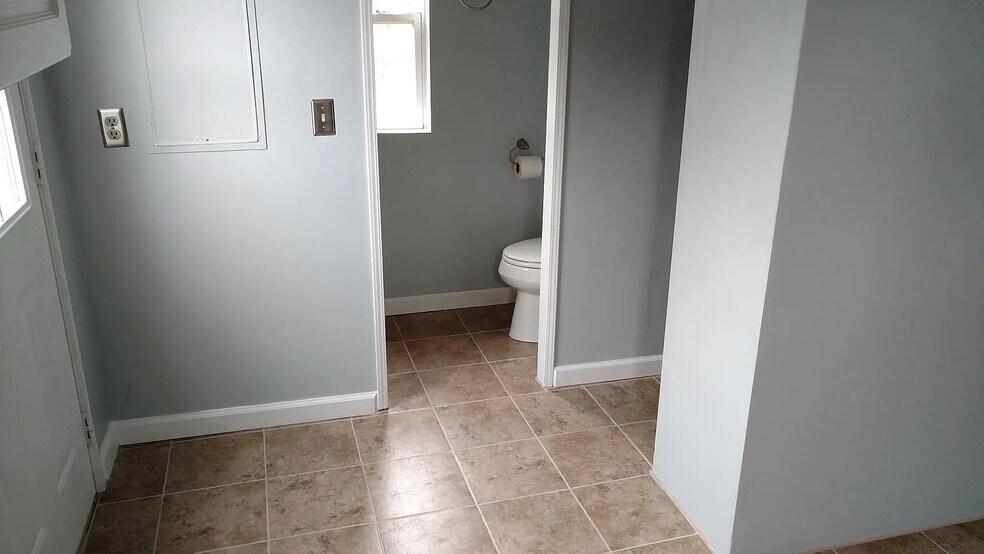 Building Photo - 427 White Oak Way