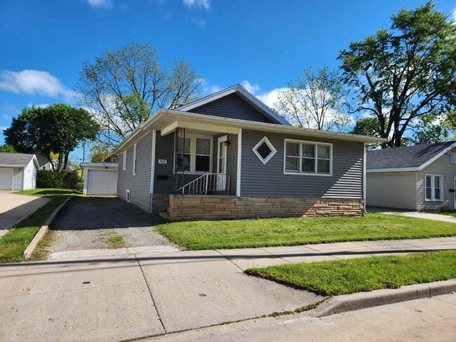 Building Photo - 3 Bedroom with Garage