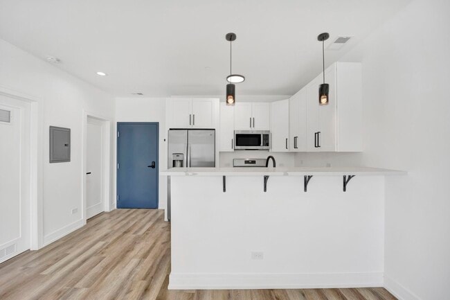 Building Photo - 4350 W Lawrence Ave