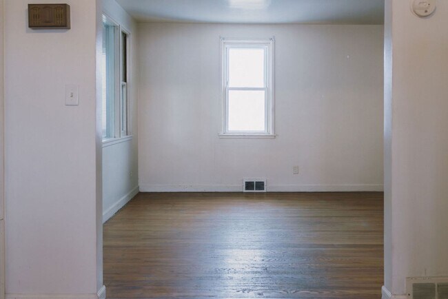 Building Photo - 114 Thompson St