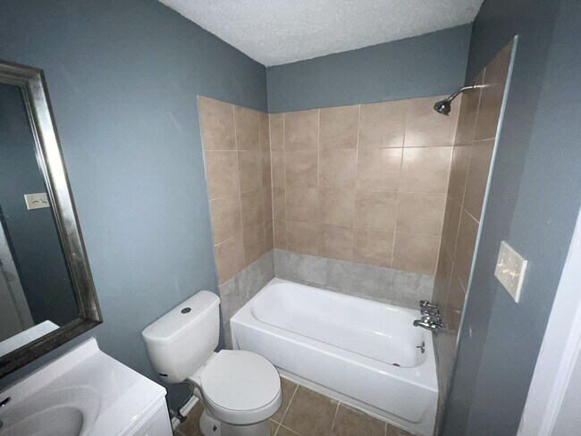 Building Photo - Move in Special!!!!!! Newly renovated 2 Be...