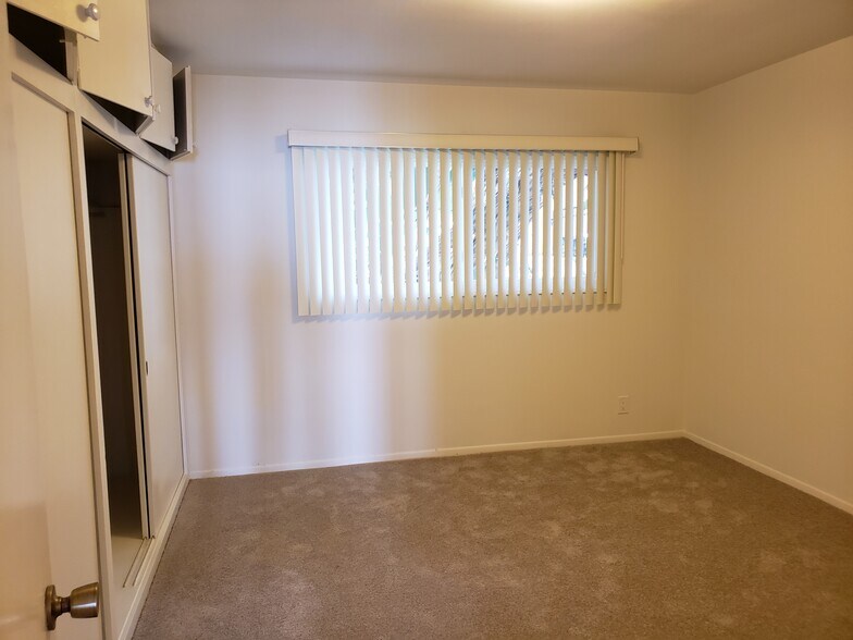 Bedroom with large window, ceiling fan, vinyl plant floor - 1616 Esplanade