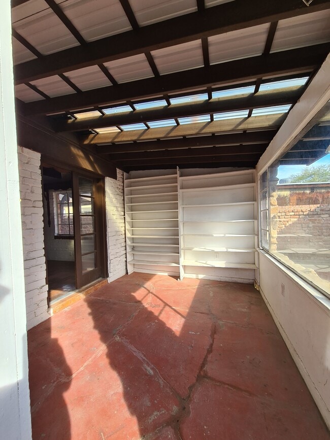 Building Photo - 1302 E Roger Rd