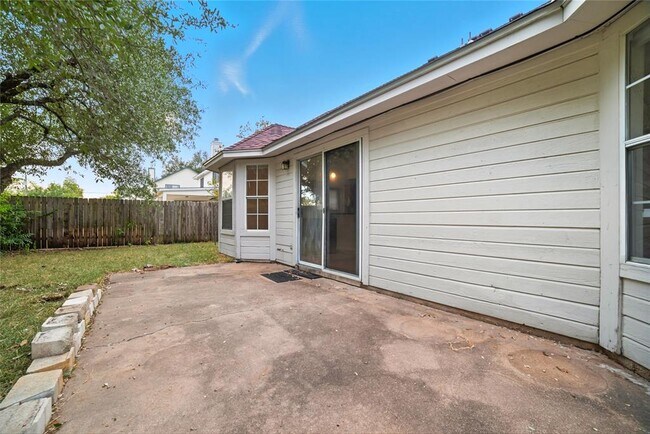 Building Photo - 1911 Cedar Bend Dr