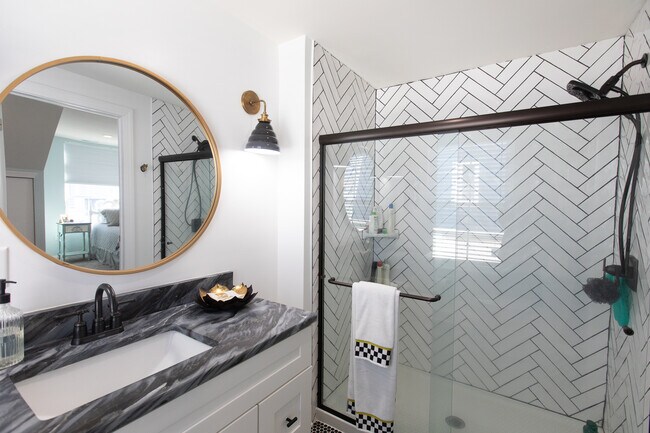 Building Photo - 107 S Richards Ave