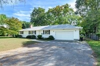 Building Photo - 557 Maple Rd