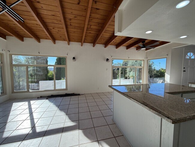 Building Photo - Ventura Hillside Beauty with 3 bedrooms, a...