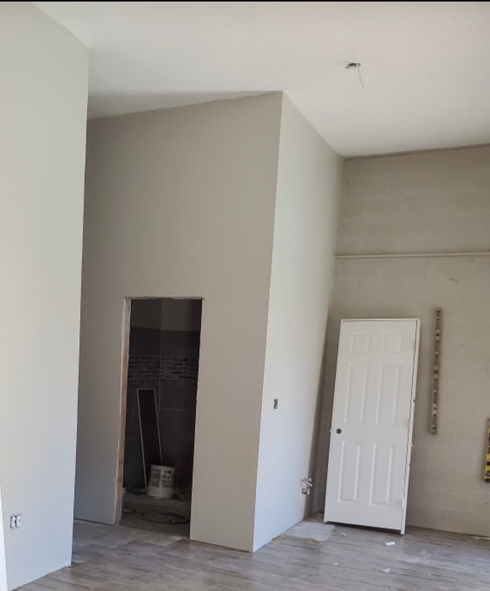 High ceilings. - 1305 Palm St