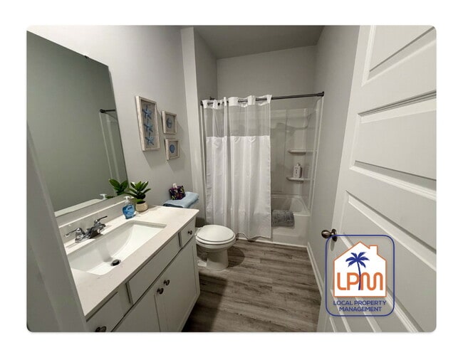 Building Photo - Rare find: **Furnished or Unfurnished**Utilities Included** 4-Bedroom 2-Bathroom Home at The Retr...