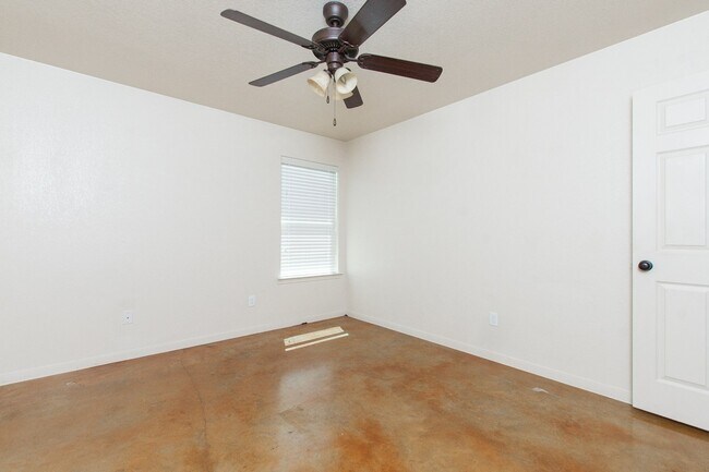 Building Photo - 613 Kendra Dr