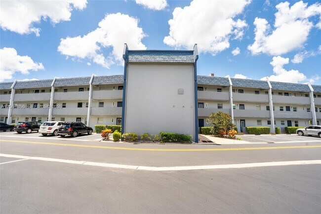 Building Photo - 7877 Golf Cir Dr