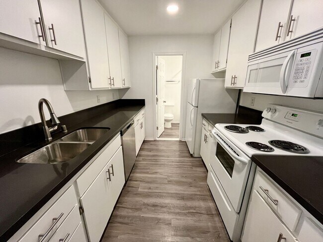 Interior Photo - 747 Gayley Ave