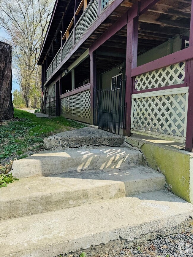 Building Photo - 152 Forest Glen Rd