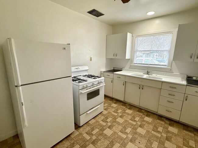 Building Photo - 462 S Shasta St