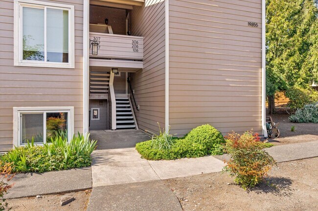 Building Photo - Well Maintained Condo