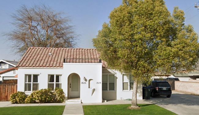 Primary Photo - 1 Bedroom Bungalow w/Garage!