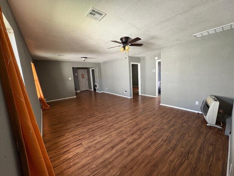 Building Photo - 307 E 3rd St