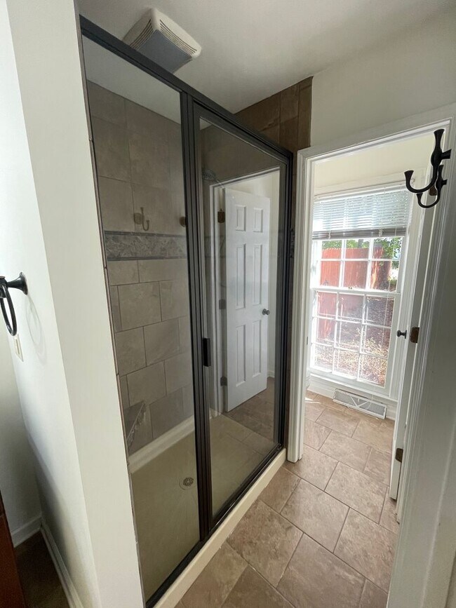 Building Photo - Large 4/4 House in Maplewood $2,650