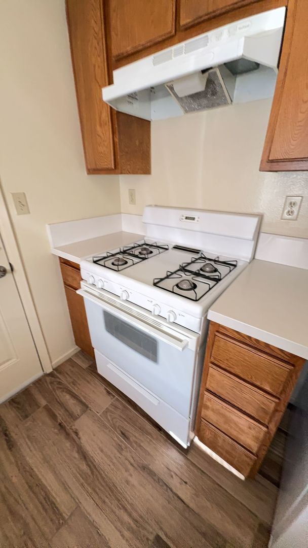 Building Photo - SUPER CUTE 1 BEDROOM SEQUOIA VILLAS APARTMENTS