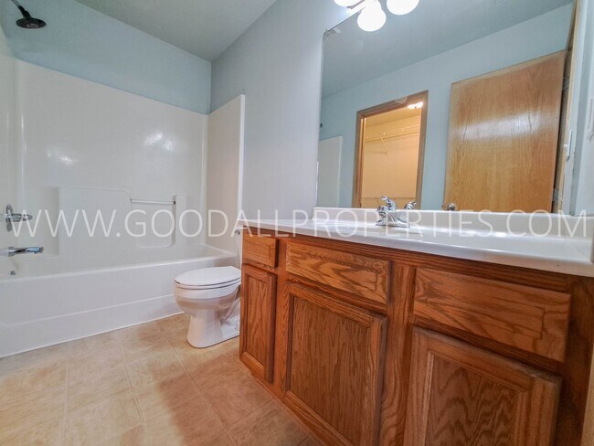 Building Photo - 3 Bedroom 3.5 Bath Urbandale Home Waukee S...