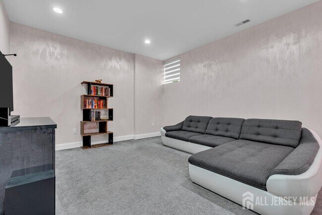 Building Photo - 47 McCormick Ave N