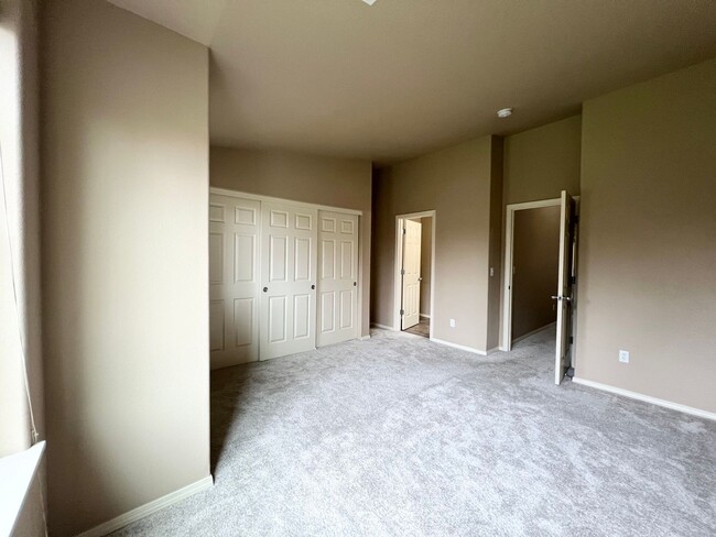 Building Photo - 2 Bed Townhouse with Two Master suites- Ne...