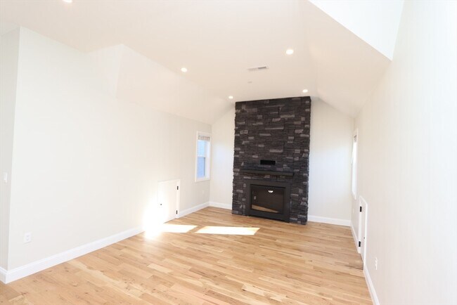 Building Photo - 14-16-16 Harriet St