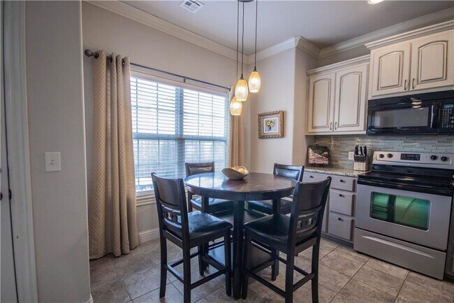 Building Photo - 612 SW 5th St