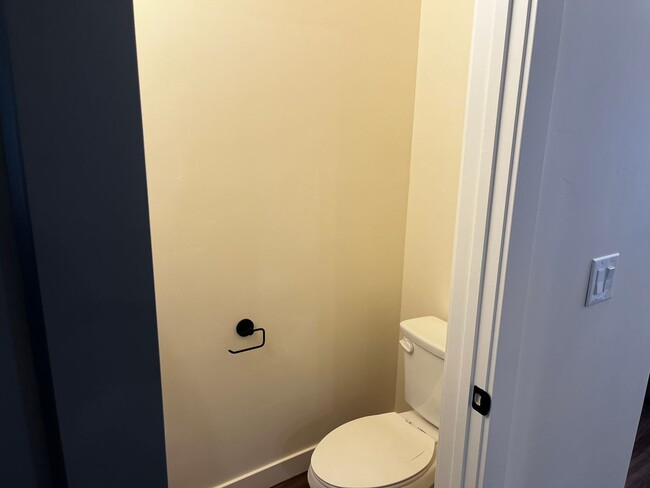 Building Photo - GET $1000 OFF THE FIRST MONTHS RENT!!!