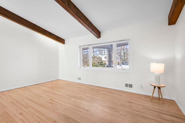 Building Photo - 25 Woodhollow Ln