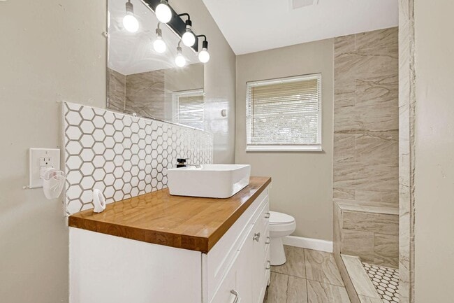 Building Photo - 4319 Howcher St