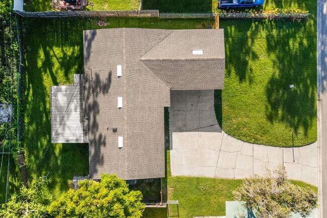 Building Photo - 4823 Pine Needle Dr