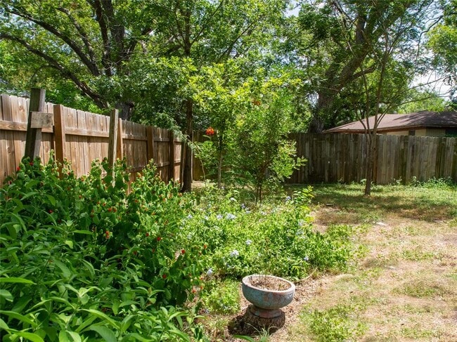 Building Photo - 406 Concho St