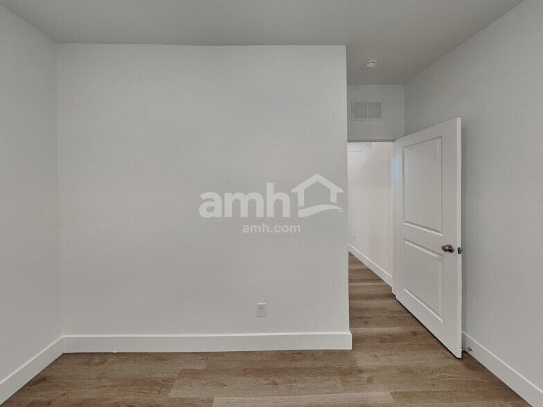 Building Photo - 5879 Vaes Dothrak St