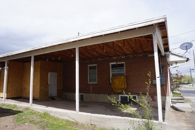 Building Photo - 3 Bedroom Taylorville.