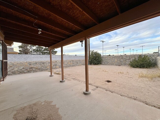 Building Photo - East El Paso 2bed/2bath duplex