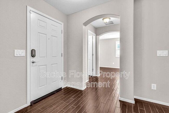 Building Photo - 2544 E Vermont Dr