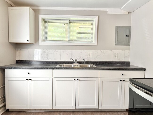 Building Photo - Hickory Hill Dr