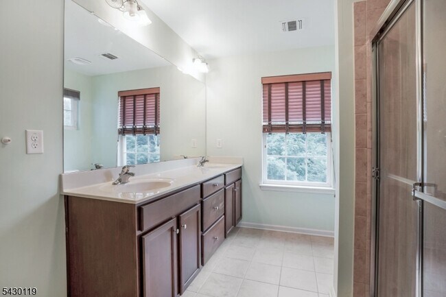Building Photo - 512 Waterview Ct