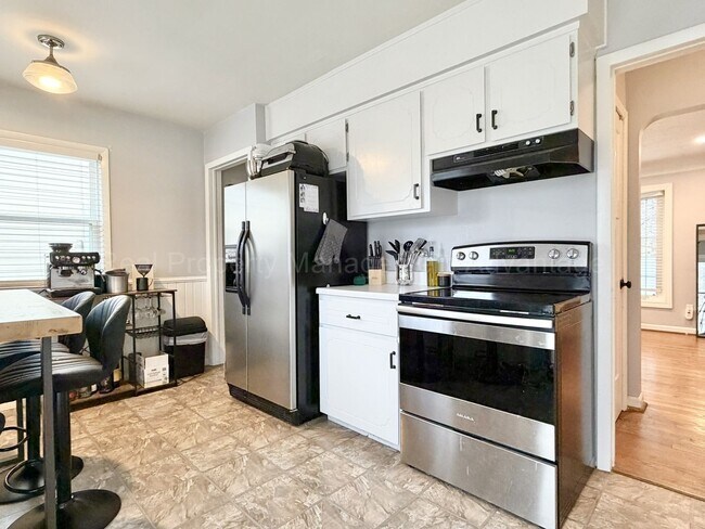 Building Photo - Bright and Renovated Near Downtown Royal Oak