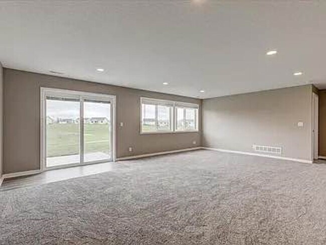 Building Photo - Spacious 4-Bedroom Home in Altoona Neighbo...