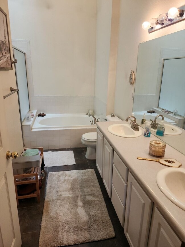 Building Photo - 2 bedroom Ranch townhome backing to Thornc...