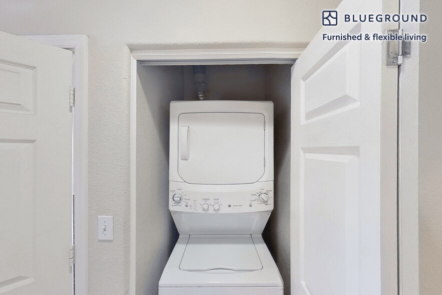 Building Photo - 1099 Admiral Ct