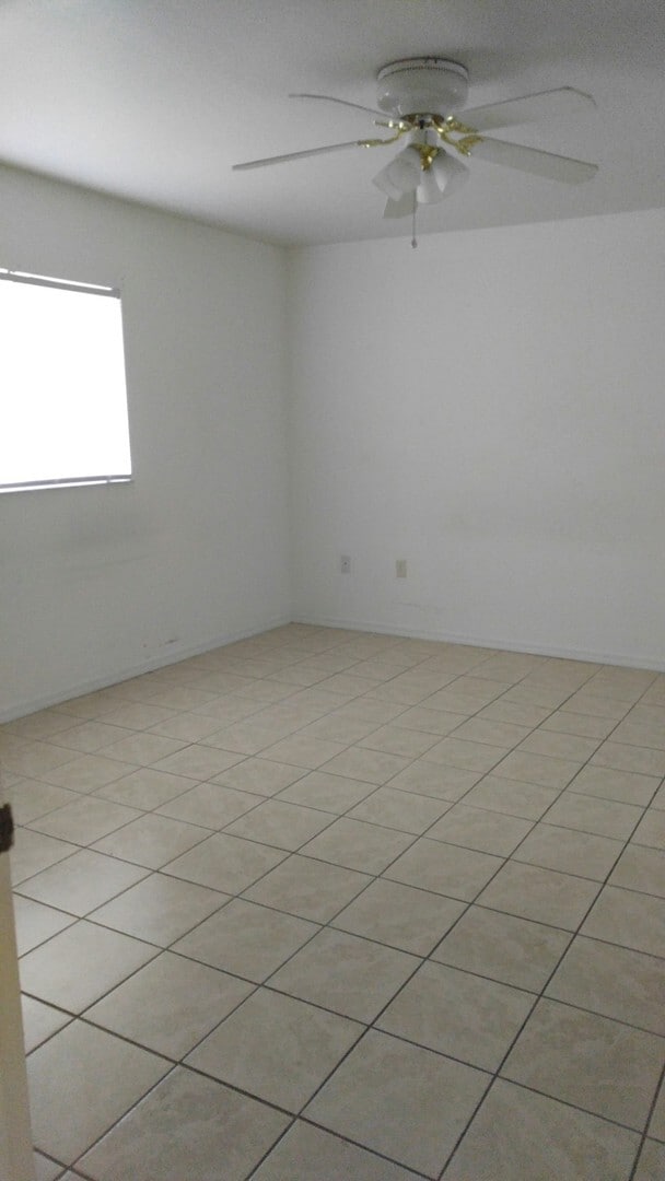 Building Photo - Spacious 2/2 with garage in family neighbo...