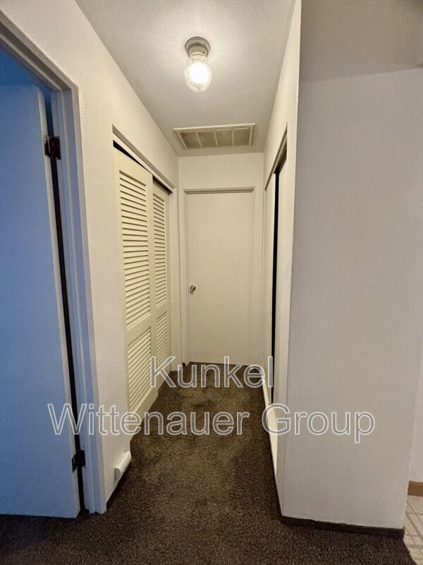 Building Photo - 4 Hickory Ct