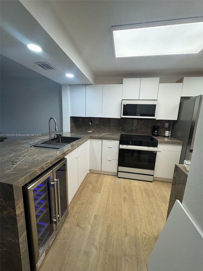 Building Photo - 10044 S Ocean Dr